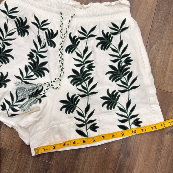 House of Harlow 1960 White Shorts with Green Leaf Embroidery - Picture 9 of 10